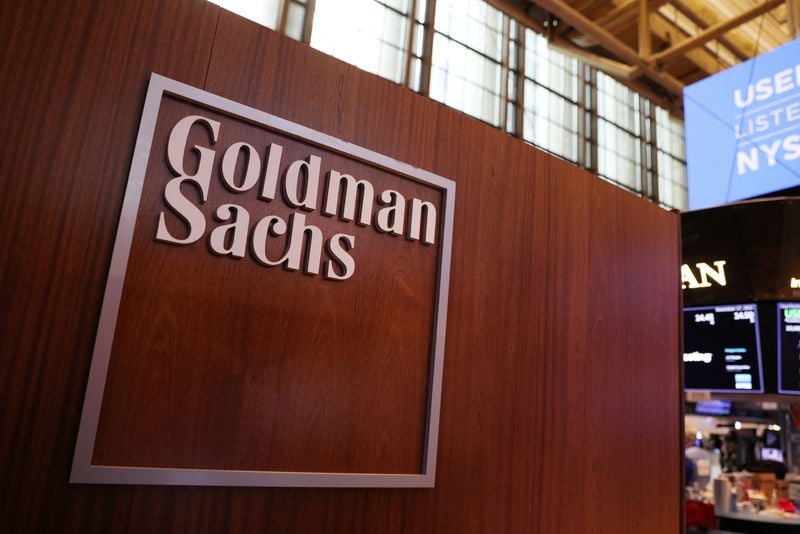 Les fonds spéculatifs misent massivement sur la technologie liée à l’IA, un record depuis 2016 selon Goldman Sachs