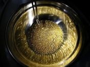 Les cours de l'or tombent à leur plus bas niveau depuis plus d'un mois alors que l'optimisme commercial s'intensifie