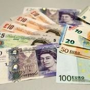 Currencies:  The dollar caught between two fires