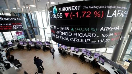 Les places boursières européennes resserrent les rangs face à Wall Street