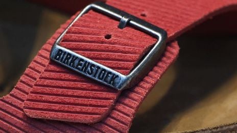 Birkenstock revoit ses ambitions à la hausse, le titre repasse dans le vert en 2025