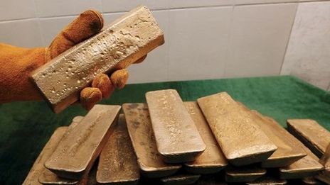 Gold falls, US dollar strengthens ahead of key US inflation data