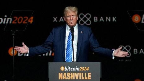Bitcoin, at its peak, breaks through the $121,000 mark