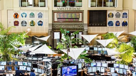 Financials en chippers aan kop op goedgeluimd Damrak
