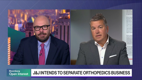 Le directeur financier de Johnson & Johnson évoque la scission de la division orthopédique, les résultats financiers et les prix des médicaments