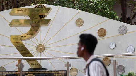 INDISCHE ROEPIE - De roepie bleef vrijwel onveranderd; handelaren houden de geldstromen, de ontwikkelingen in de handelsbesprekingen tussen de VS en India en de yuan in de gaten.