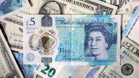 Das Pfund Sterling ist auf dem Weg zum fünften Wochenanstieg gegenüber dem Euro und wartet auf das Treffen zwischen Großbritannien und der EU.