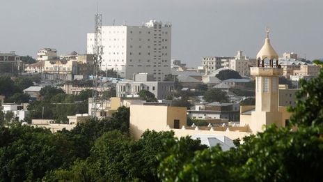Un attentat-suicide fait au moins 10 morts lors d'une campagne de recrutement militaire à Mogadiscio