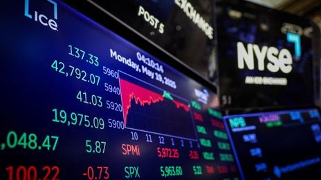 Los futuros de las acciones estadounidenses se mantienen estables mientras el proyecto de ley fiscal de Trump aviva las preocupaciones sobre la deuda.