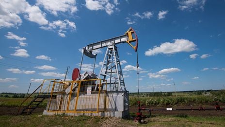 Oil prices gain on geopolitical risks, inventory worries