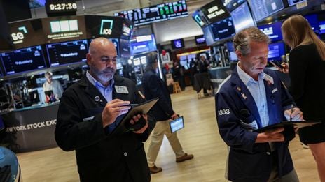Gli investitori globali si riversano sui mercati extra-USA per migliori prospettive di crescita e valutazioni