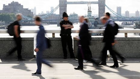 Storbanker faller på Londonbörsen efter uppgifter om potentiellt höjd bankskatt