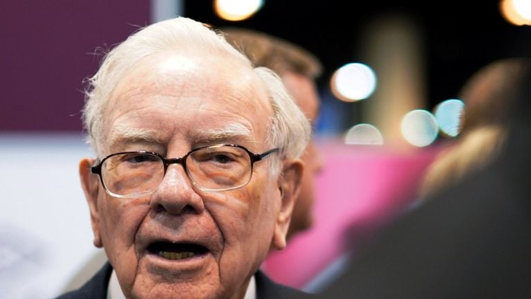Berkshire Hathaway piles up cash