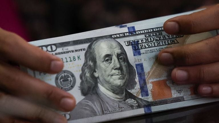 Le dollar enlisée dans la faiblesse économique américaine et l'incertitude commerciale