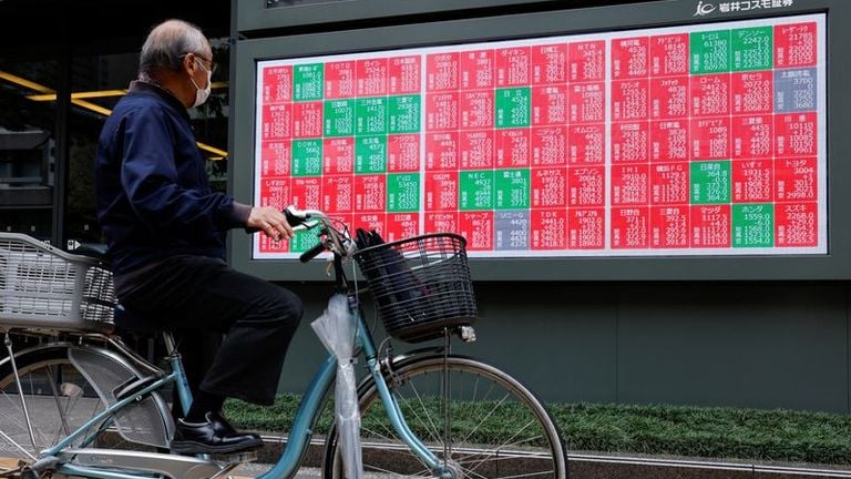 Les marchés boursiers reculent après un récent rallye ; le dollar atteint un sommet de quatre mois face à l'euro